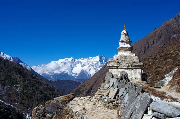 尼泊尔的喜马拉雅山脉中的珠穆朗玛峰大本营途中的佛塔 — 图库照片