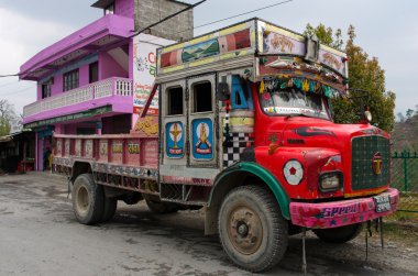Nepal renkli kamyon