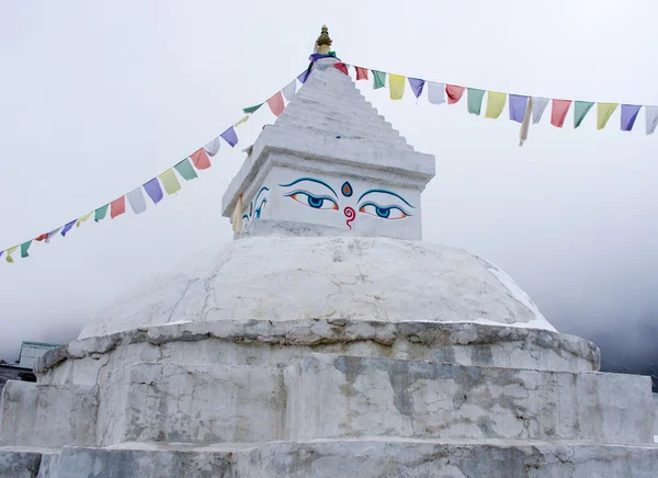 Boeddhistische stoepa in khunde, everest regio, nepal — Stockfoto