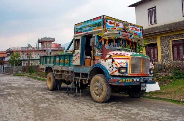 Nepalese kleurrijke vrachtwagen — Stockfoto