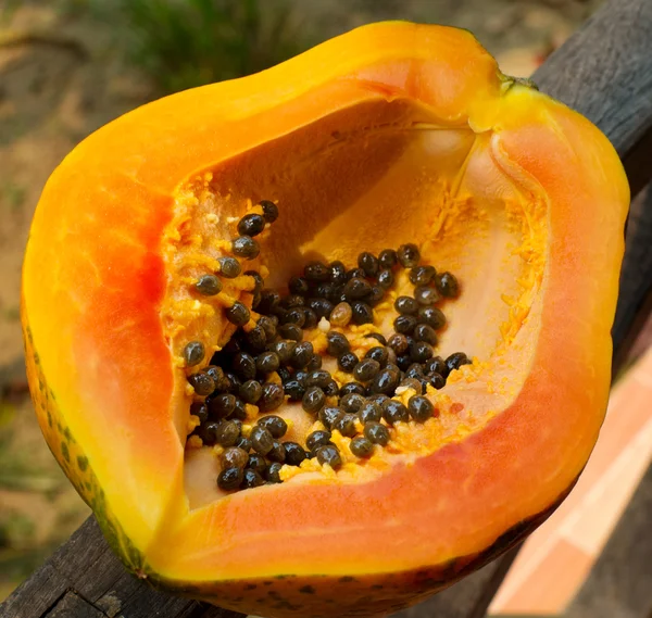 Färska mogna saftiga papaya skiva på trä bakgrund — Stockfoto