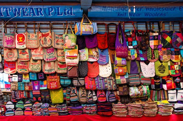 観光客のネパールの伝統工芸品商品を販売店 — ストック写真