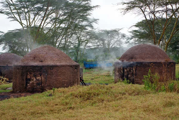 Cabaña africana para la producción de carbón vegetal, Kenia — Foto de Stock