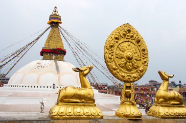 Altın heykeller önünde bodhnath stupa Kathmandu
