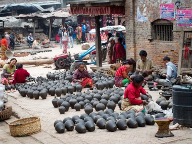 Ona emekçilerin Nepal çömlek Atölyesi