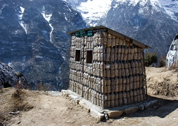 Himalaya Dağları'nda malzemeleri geri dönüşüm kutuları — Stok fotoğraf