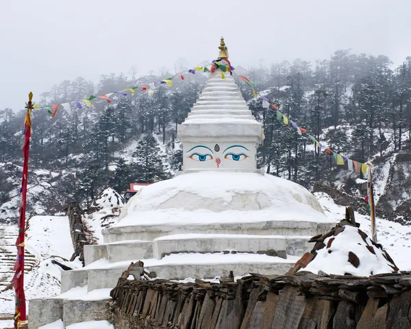 Buddhista sztúpa khunde, az everest régióban — Stock Fotó