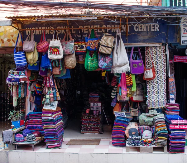 The shop sell traditional Nepalese handicrafts goods for tourist — Stock Photo, Image