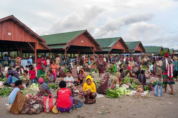 Groene plantaardige weergegeven voor verkoop op een lokale markt in wamena — Stockfoto