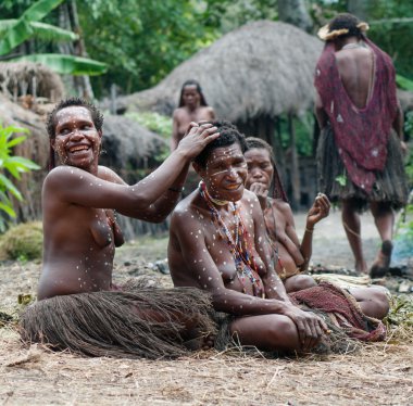 Papua gazeteyi kadına