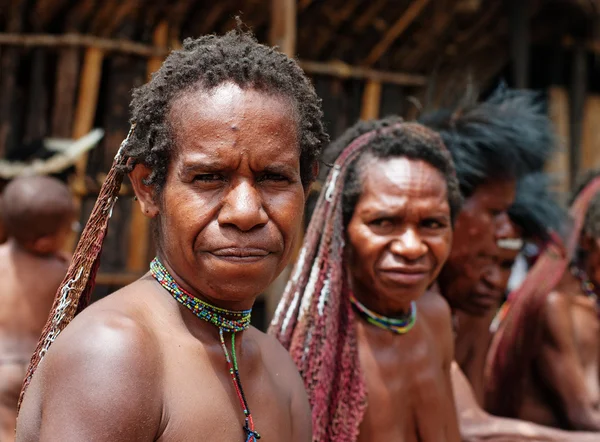 Mulher de uma tribo papuana — Fotografia de Stock