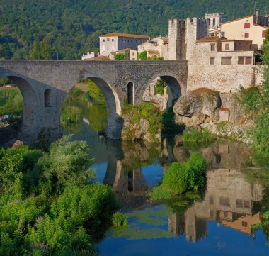 ortaçağdan kalma Şehir Köprüsü ile. Besalu, Katalonya