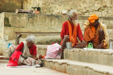 varanasi, geleneksel boyalı yüzle sadhu