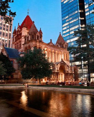 Boston, Ma, Amerika Birleşik Devletleri - 26 Ağustos 2016: Trinity Kilisesi görünümü ve Copley Square Boston'da gece, John Hancock binasında