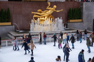 New York City - 16 Aralık 2016: buz pateni Buz pateni Rockefeller Center, New York City, Amerika Birleşik Devletleri