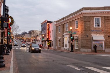 09 Aralık 2018 - Washington DC, ABD 'nin Georgetown tarihi mahallesinin parlak boyalı evleri Noel zamanı