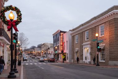 09 Aralık 2018 - Washington DC, ABD 'nin Georgetown tarihi mahallesinin parlak boyalı evleri Noel zamanı
