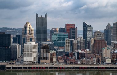 Pittsburgh, Pennsylvania, ABD - 25 Kasım 2018: Pittsburgh şehir merkezi manzarası. Birleşik Devletler