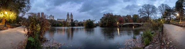 Nacht Panoramablick Auf Die Herbstlandschaft Mit Bow Bridge Central Park — Stockfoto