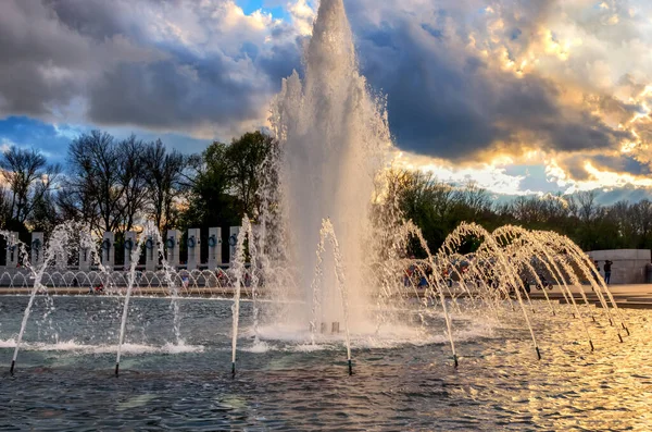 Szökőkutak World War Memorial Napnyugtakor Washington Amerikai Egyesült Államok — Stock Fotó