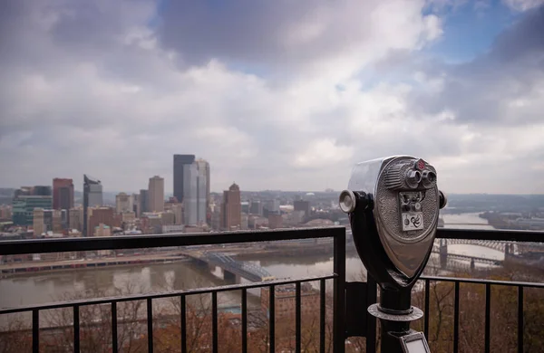 Binoculares Callejeros Frente Ciudad Desenfocada Pittsburgh Pennsylvania —  Fotos de Stock