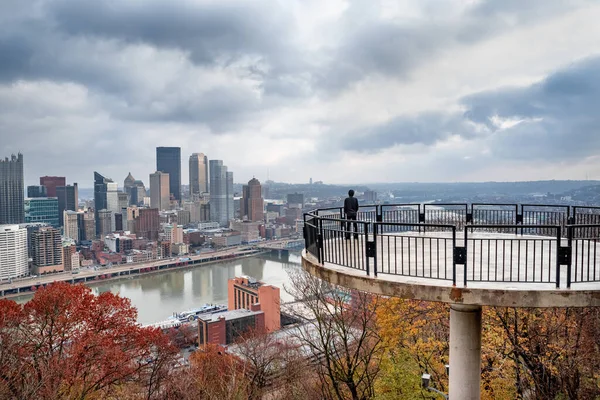 Toerist Geniet Van Uitzicht Pittsburgh Pennsylvania Verenigde Staten — Stockfoto