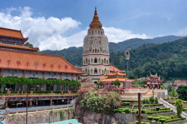 Kek Lok Si Tapınağı Malezya 'nın Penang şehrinde bir Budist tapınağıdır.
