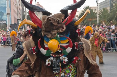 Mexico City, Mexico - 29 Ekim 2016: Mexico City 'deki ölü geçit töreni. Ölüler Günü Meksika 'nın en popüler bayramlarından biridir..