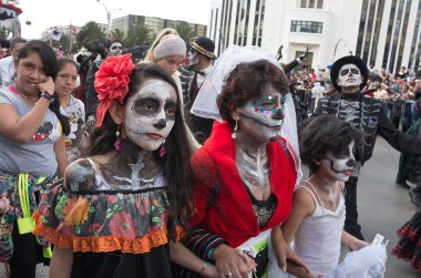 Mexico City, Mexico - 29 Ekim 2016: Mexico City 'deki ölü geçit töreni. Ölüler Günü Meksika 'nın en popüler bayramlarından biridir..