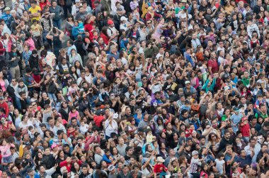Mexico City, Meksika - 29 Ekim 2016: Gün Mexico City'de ölü geçit kişilik bir kalabalık. Ölülerin günü en popüler tatil Meksika'da biridir.