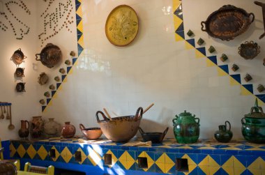 Frida Kahlo Müzesi, Coyoacn, Meksika - Kasım 2016: Frida Kahlo Müzesi içindeki mutfağın iç dekorasyonu veya Coyoacn Mahallesindeki Casa Azul