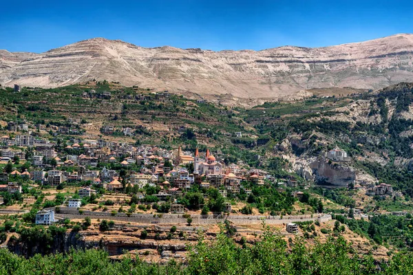 Bsharri, Lübnan, Unesco Dünya Mirası 'nın bir parçası olan Kadisha Vadisi' nin güzel bir kasabasıdır.