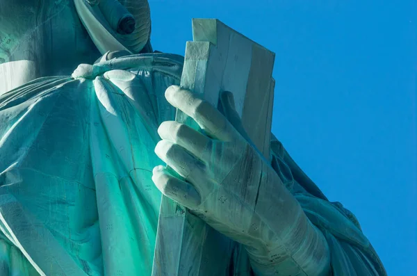 Detalle Estatua Libertad Contra Cielo Azul Libro Con Fecha Independencia — Foto de Stock