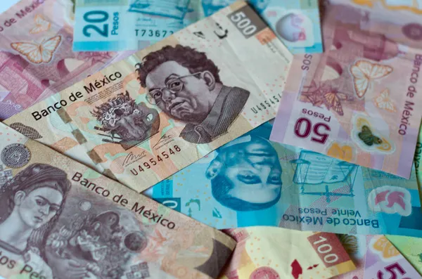 Rachunki Różne Pieniądze Meksykański Ułożone Nad Sobą Tworząc Tło Pieniądze — Zdjęcie stockowe