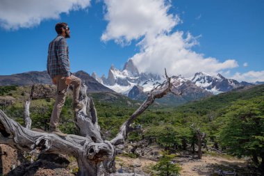 Yürüyüşçü dağ manzarasının tadını çıkarıyor. Fitz Roy, Patagonya, Arjantin.