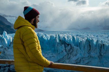 Los Glaciares Ulusal Parkı 'nda Yürüyüşçü, Patagonya, Arjantin' de Buzul Perrito Moreno.