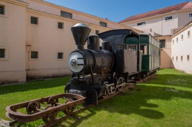 Ushuaia, Arjantin - Ocak 2020: Ushuaia Hapishane Müzesi (Museo Martimo y del Presidio de Ushuaia), Cezaevi Müzesi 'nin girişinde çekici motor, Tierra del Fuego, Arjantin.