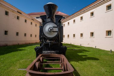 Ushuaia, Arjantin - Ocak 2020: Ushuaia Hapishane Müzesi (Museo Martimo y del Presidio de Ushuaia), Cezaevi Müzesi 'nin girişinde çekici motor, Tierra del Fuego, Arjantin.