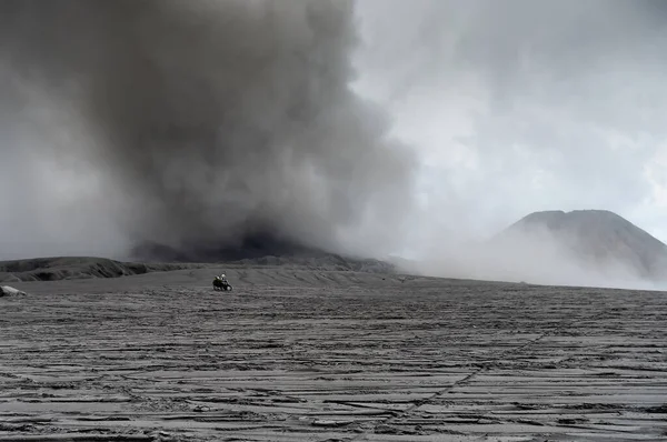 Utsikt Över Motorcyklist Den Förstörda Vägen Nära Mount Bromo Vulkan — Stockfoto