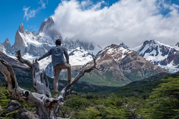 Yürüyüşçü dağ manzarasının tadını çıkarıyor. Fitz Roy, Patagonya, Arjantin.