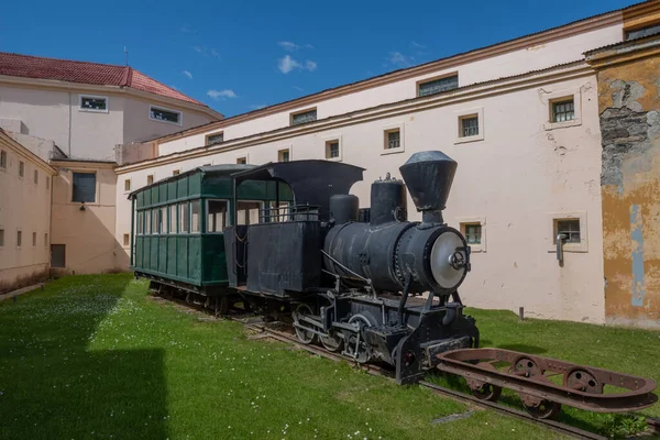 Ushuaia, Arjantin - Ocak 2020: Ushuaia Hapishane Müzesi (Museo Martimo y del Presidio de Ushuaia), Cezaevi Müzesi 'nin girişinde çekici motor, Tierra del Fuego, Arjantin.