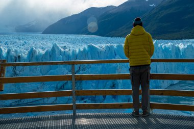 Los Glaciares Ulusal Parkı 'nda Yürüyüşçü, Patagonya, Arjantin' de Buzul Perrito Moreno.
