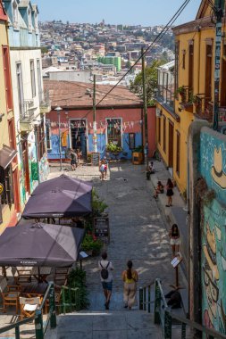 Valparaiso, Şili - 26 Ocak 2020: UNESCO Dünya Mirası 'nın renkli binaları Valparaiso, Şili