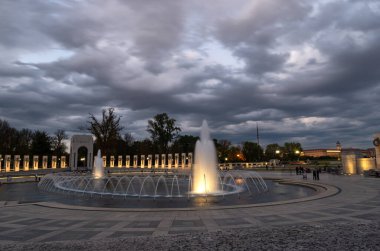 Çeşmeler ve gün batımında, Washington D.C. ABD Dünya Savaşı II Anıtı