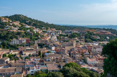 Begur - eski kasaba ve kale gün batımında. Costa Brava, Girona, İspanya