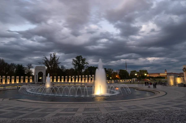 Συντριβάνια Και Μνημείο Του Παγκοσμίου Πολέμου Στο Ηλιοβασίλεμα Washington Ηπα — Φωτογραφία Αρχείου
