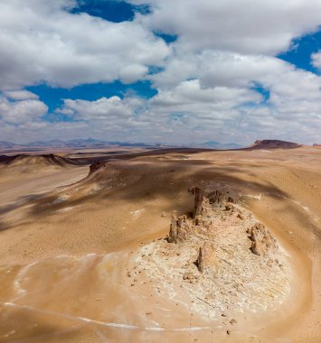 Salar De Tara, Atacama Çölü, Şili 'deki taş oluşumunun hava görüntüsü.