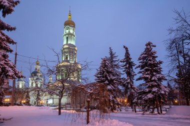 Varsayım veya Dormition (Uspenskiy) Katedrali Ukrayna 'nın Kharkiv kentinde gece.