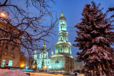 Varsayım veya Dormition (Uspenskiy) Katedrali Ukrayna 'nın Kharkiv kentinde gece.