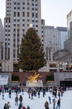 New York City - 16 Aralık 2016: buz pateni Buz pateni Rockefeller Center, New York City, Amerika Birleşik Devletleri